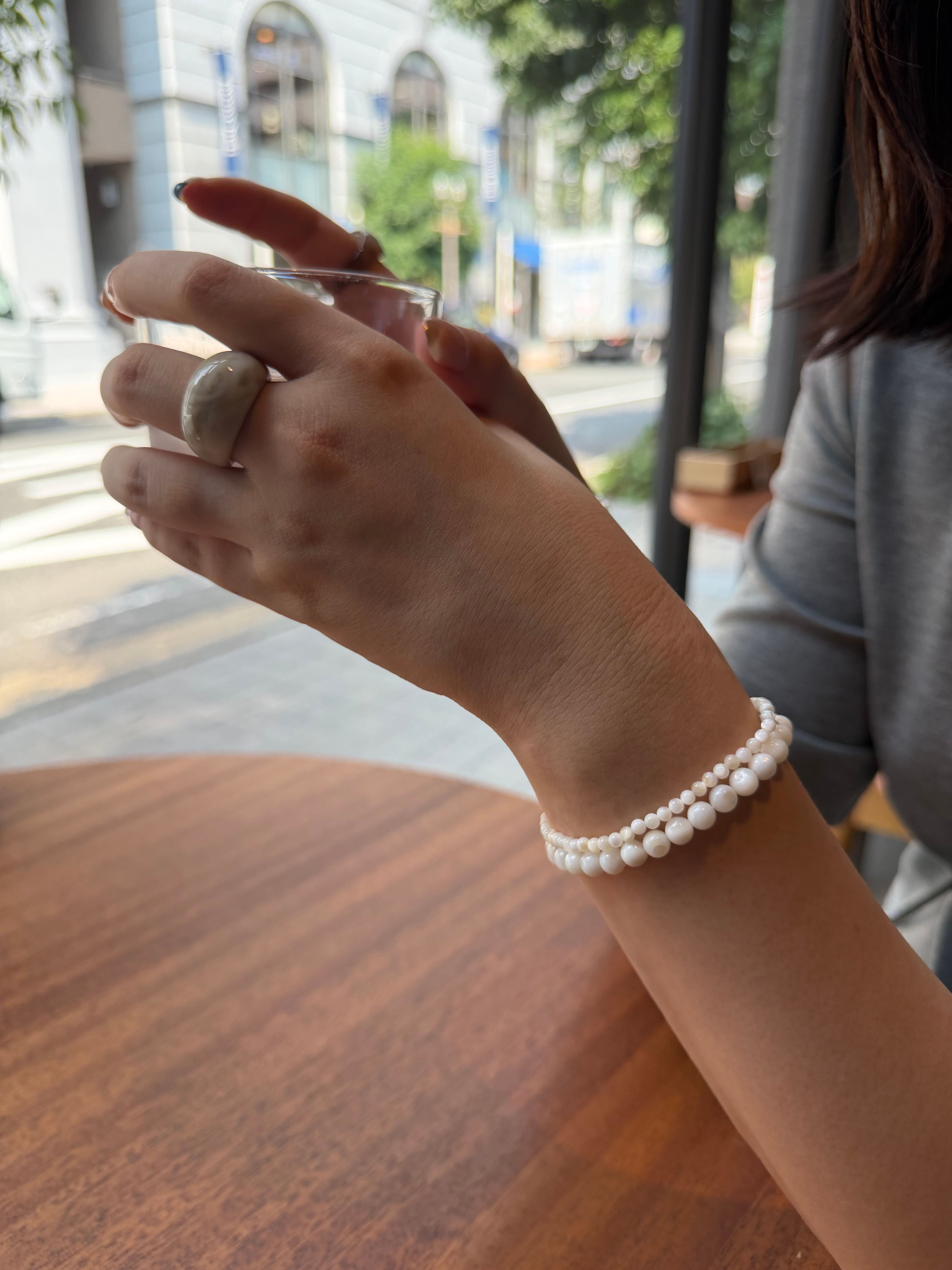 手元のくすみ感に、白のレフ板。マザーオブパール ゴムブレスレット