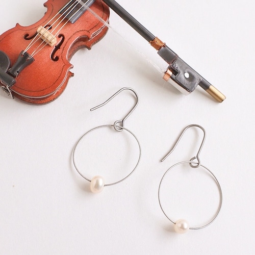ヴァイオリン、ヴィオラ弦を使った一粒パールピアス V-025  Violin, Viola strings pierces with pearls (Silver) 
