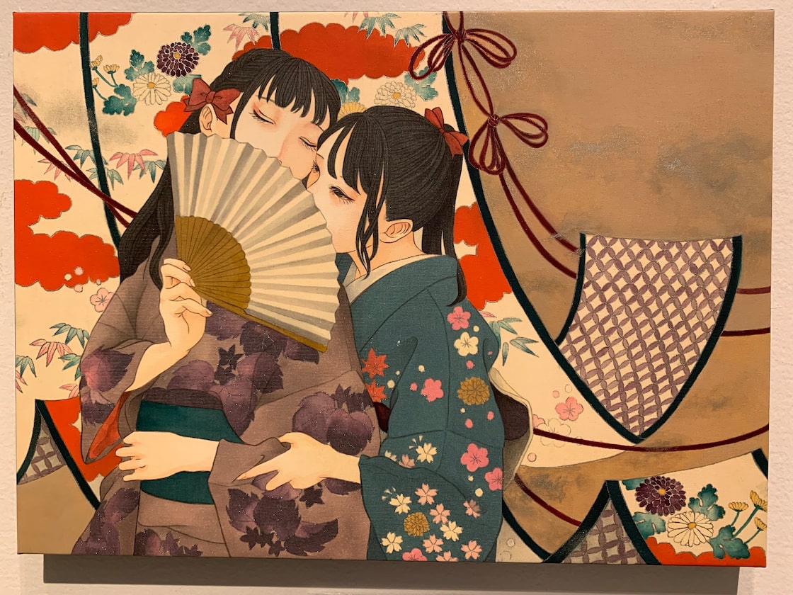新井ゆか「秘密」F4(242×333mm) 絵絹 (墨、胡粉、水干絵具、雲母、黄土 