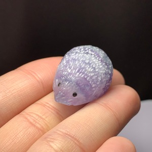 1.ウルグアイ産アメジストクラスターに住み着いているフローライトハリネズミさん