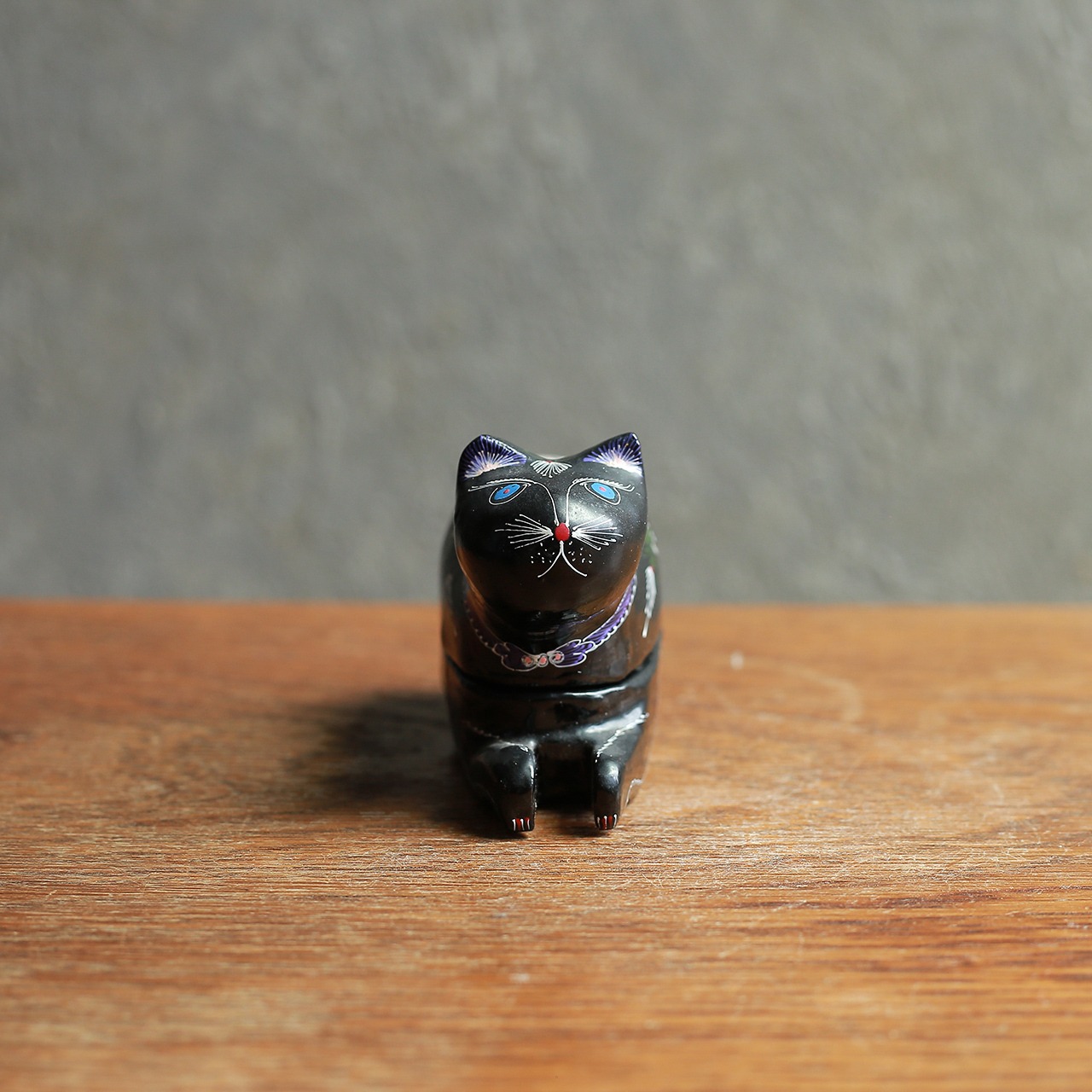 花模様をまとった、ネコのペーパーマッシュ