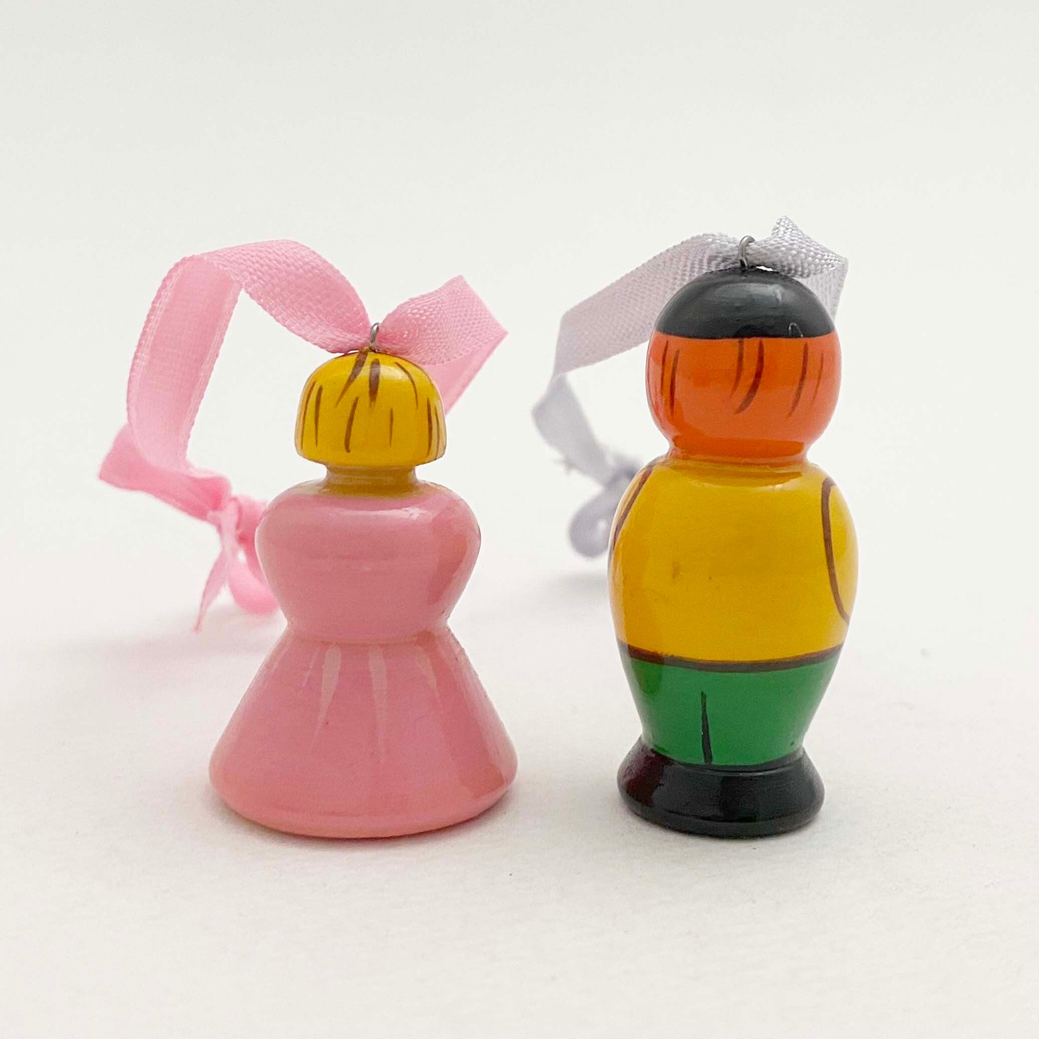 鶏を抱いたカップルのオーナメント（2個セット）