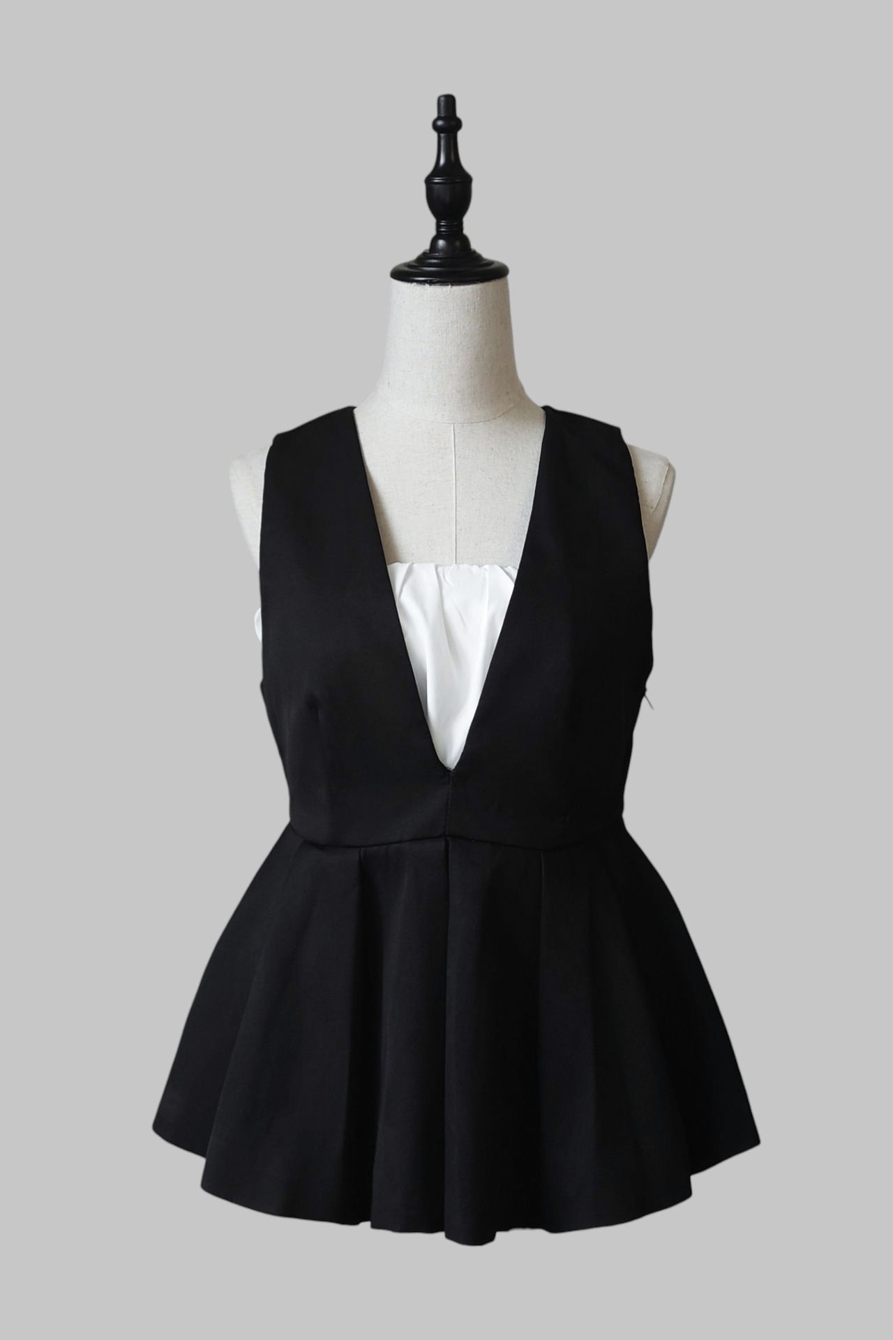 V neck ペプラムジレトップス