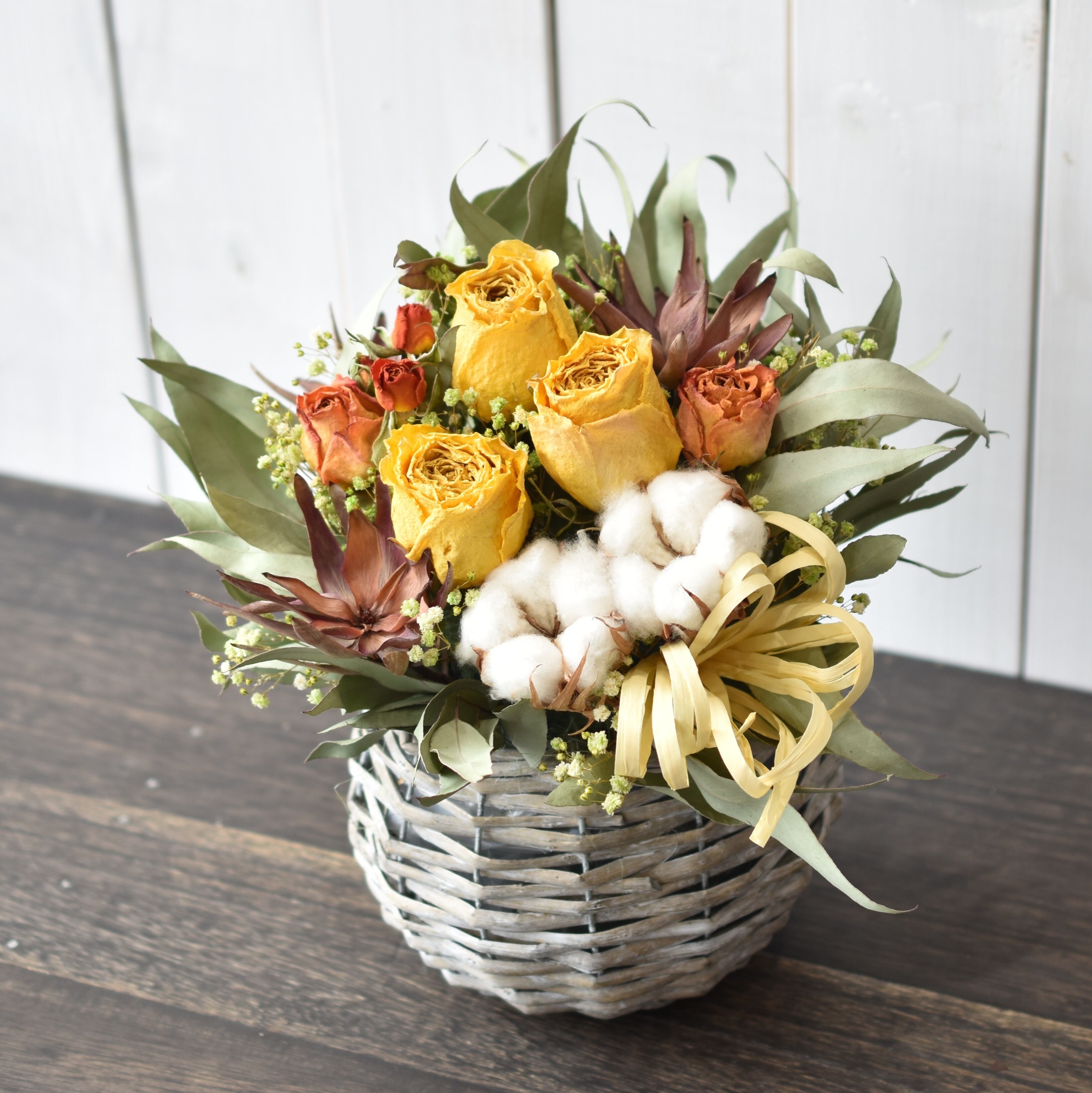 黄色バラとリューカデンドロのアレンジ」 | フラワーブティックはなむら