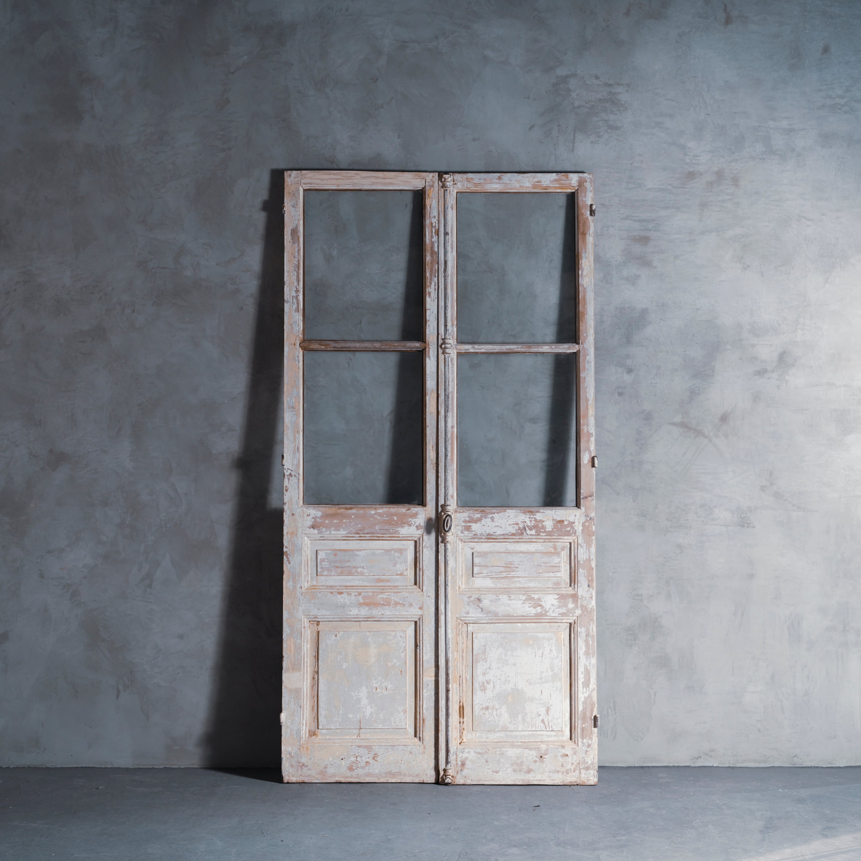 ドア/アンティークペイントドア/グレモン錠/フランスドア/フレンチドア/建具/間仕切り/撮影背景/スタジオ