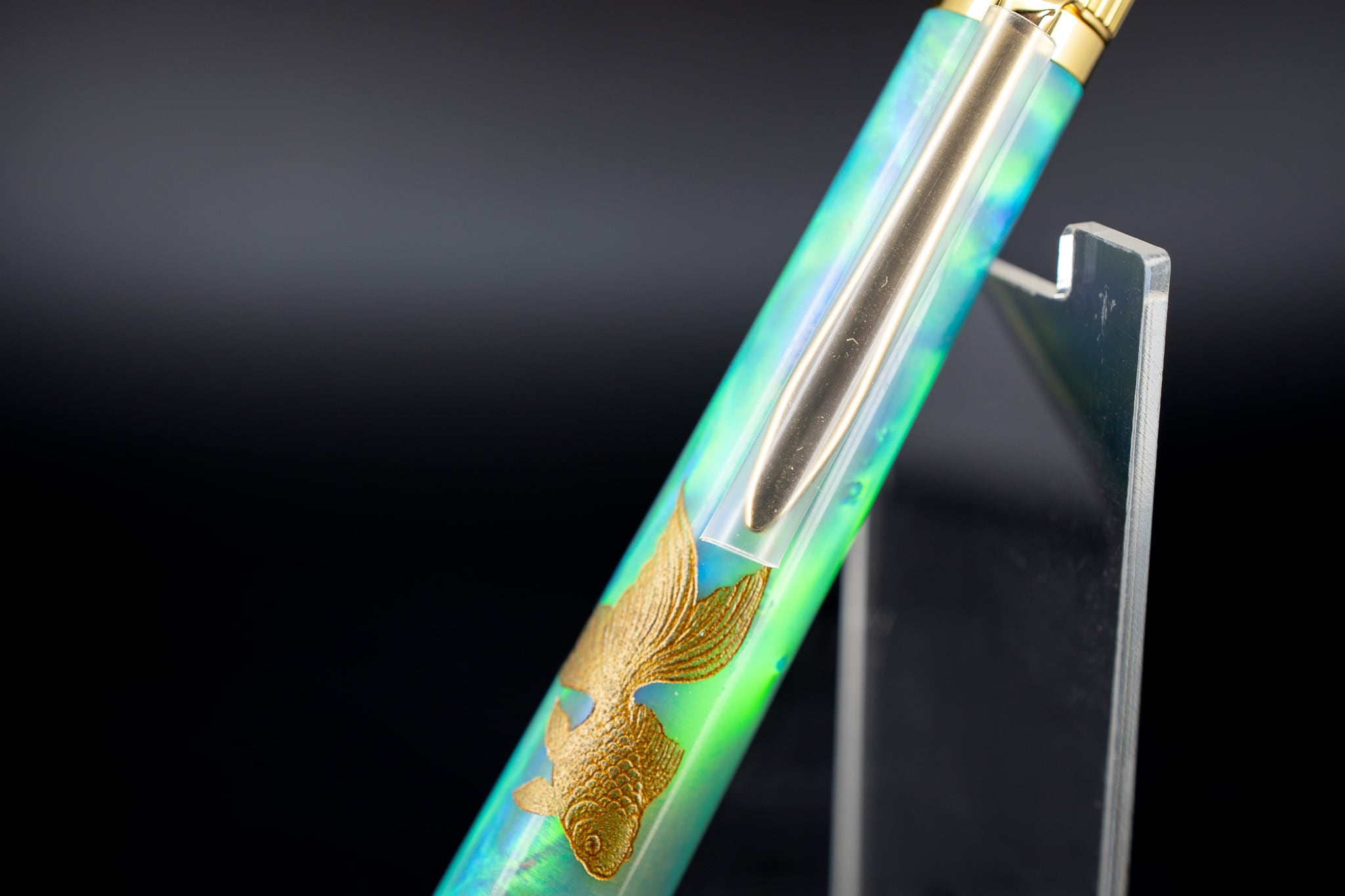 【科学技術と芸術の宝石】 ハイブリッドオパール 漆 沈金 金魚と水草 gold BP