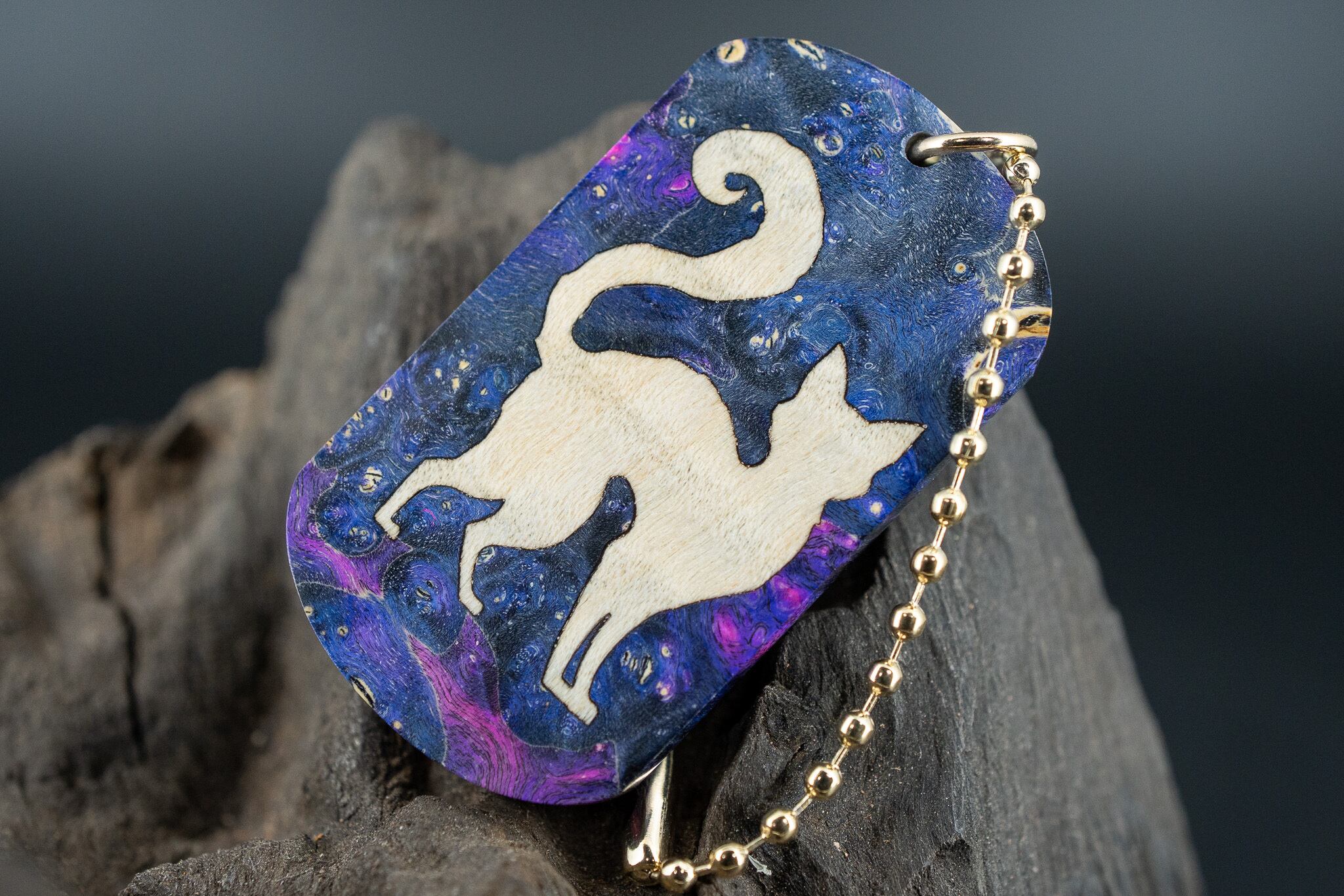 【カナダの象徴】ハードメープル瘤杢 スタビライズウッド ドッグタグ 象嵌 探る視線