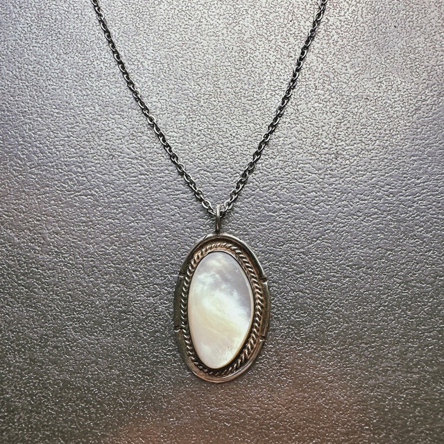 【J184】ヴィンテージ ナバホ族　白蝶貝 スターリングシルバー トップ