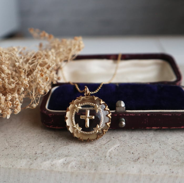 西ドイツヴィンテージ＊十字架インタリオガラスのネックレス｜クラシカルな輝き＊金属アレルギー対応