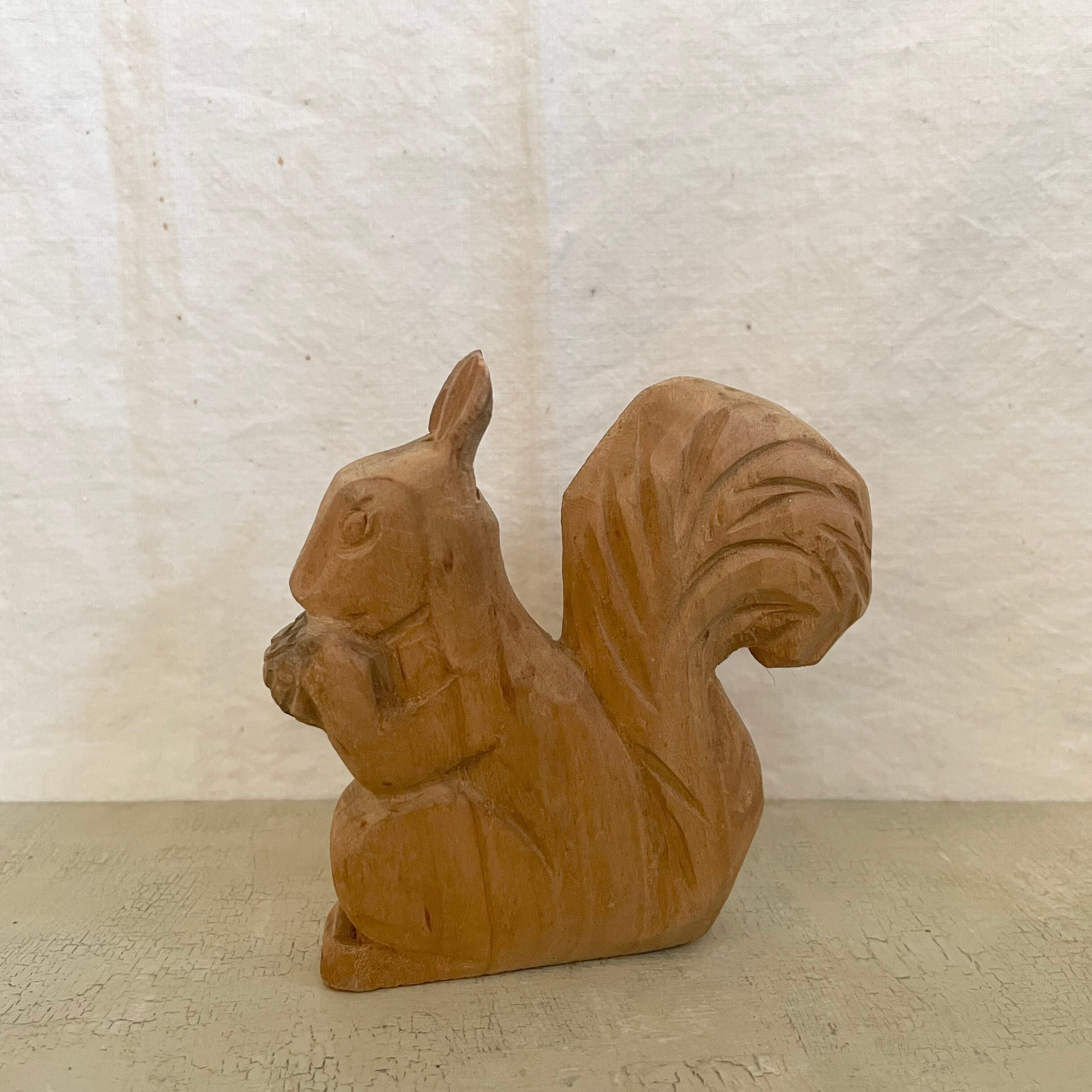 木彫りの素朴なりす