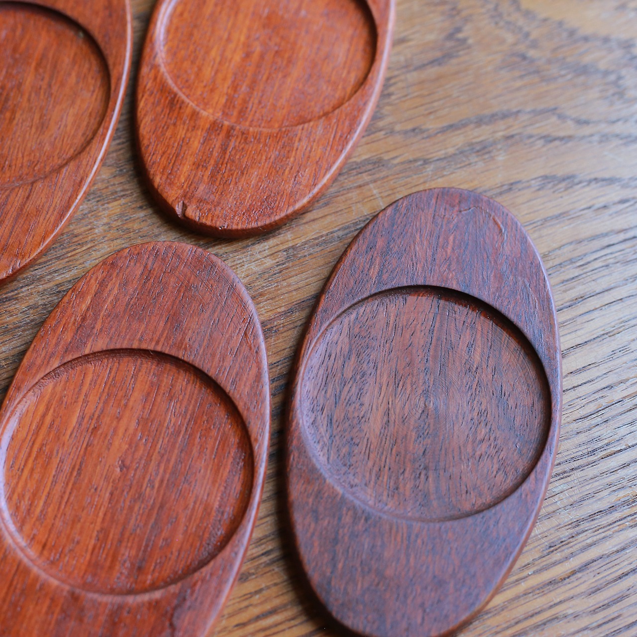 コースターを運ぶ、味わい深い鳥 1