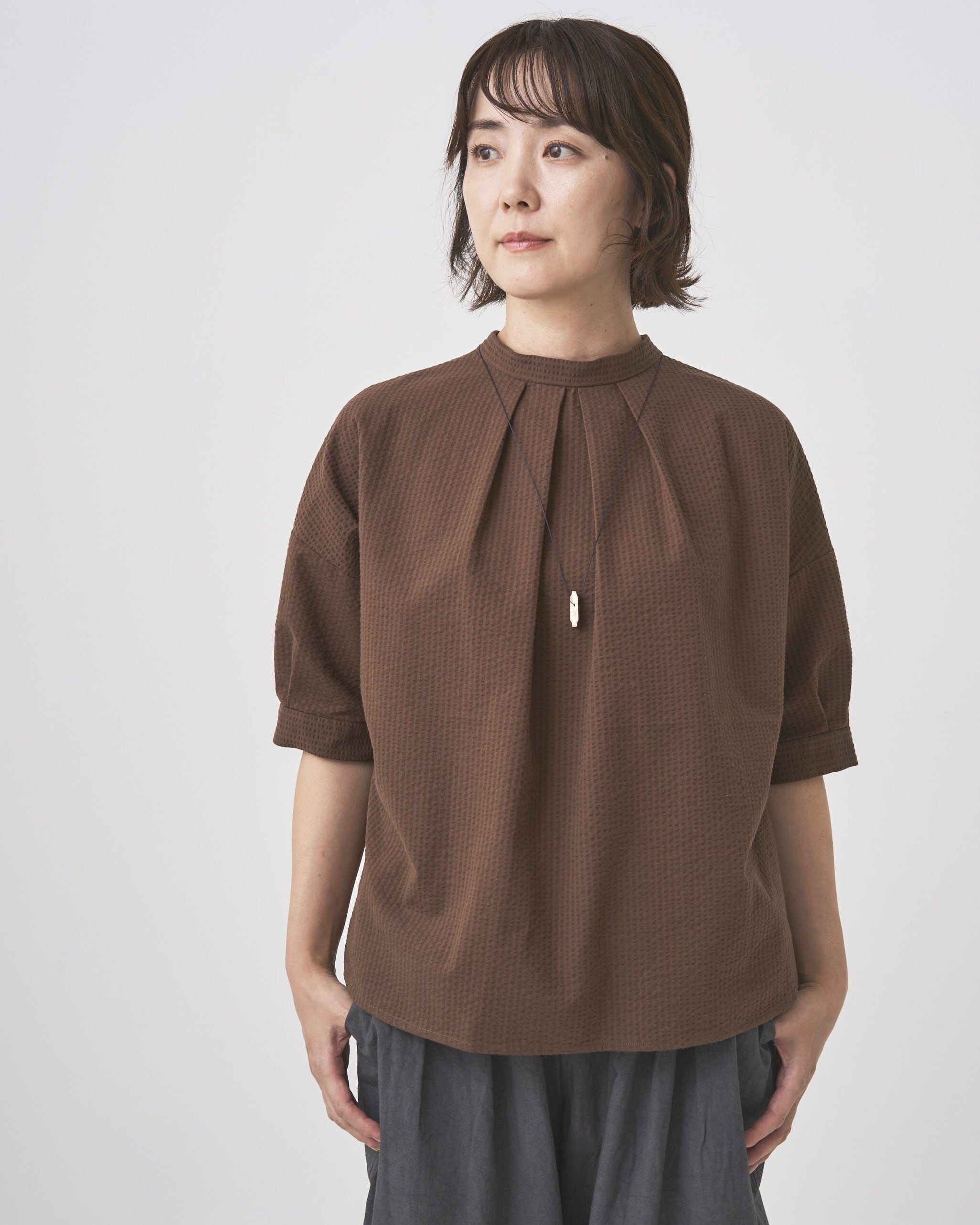 サムウェアクロージング グレージュベースのドット柄半袖シャツ somewearclothing