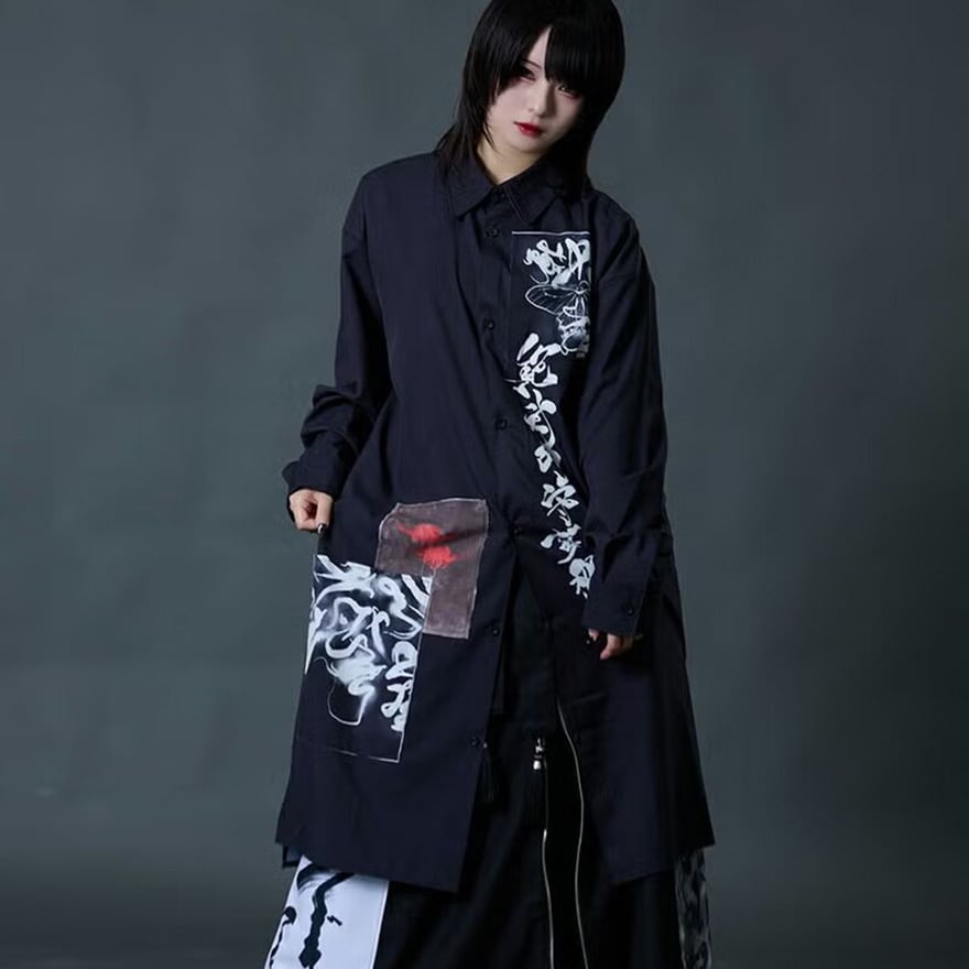 中華ゴシック 水墨柄ロングシャツワンピ 漢字プリント黒白羽織り服