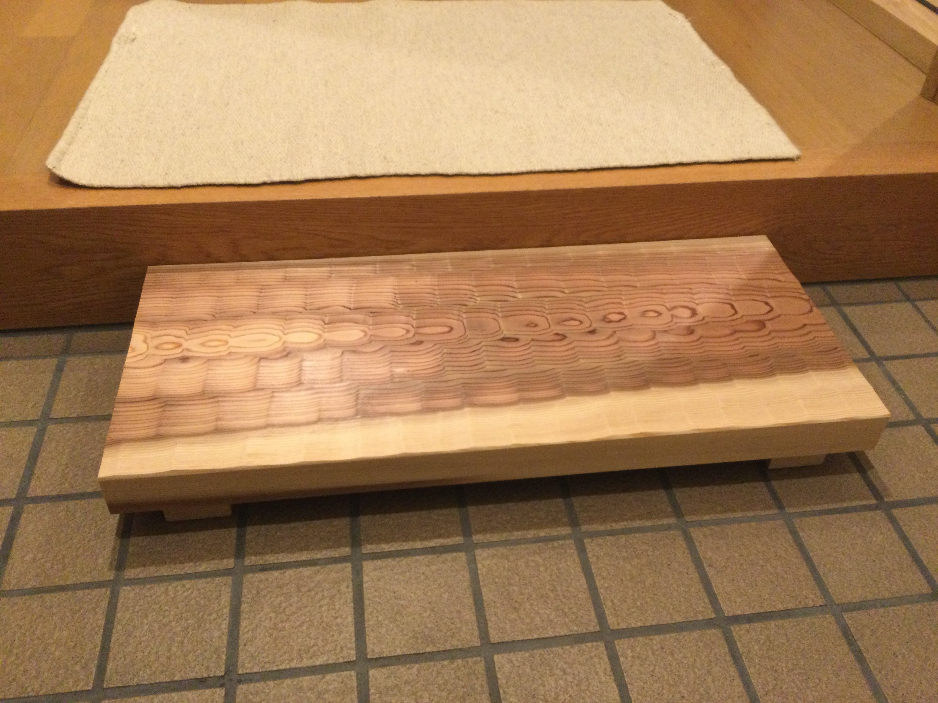 杉の木 ちょうなはつり（名栗）仕上げの踏み台 長さ70cm | hatsurist
