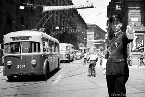 1953年撮影　イタリア　トロリーバス　警官　モノクロ【104195301】