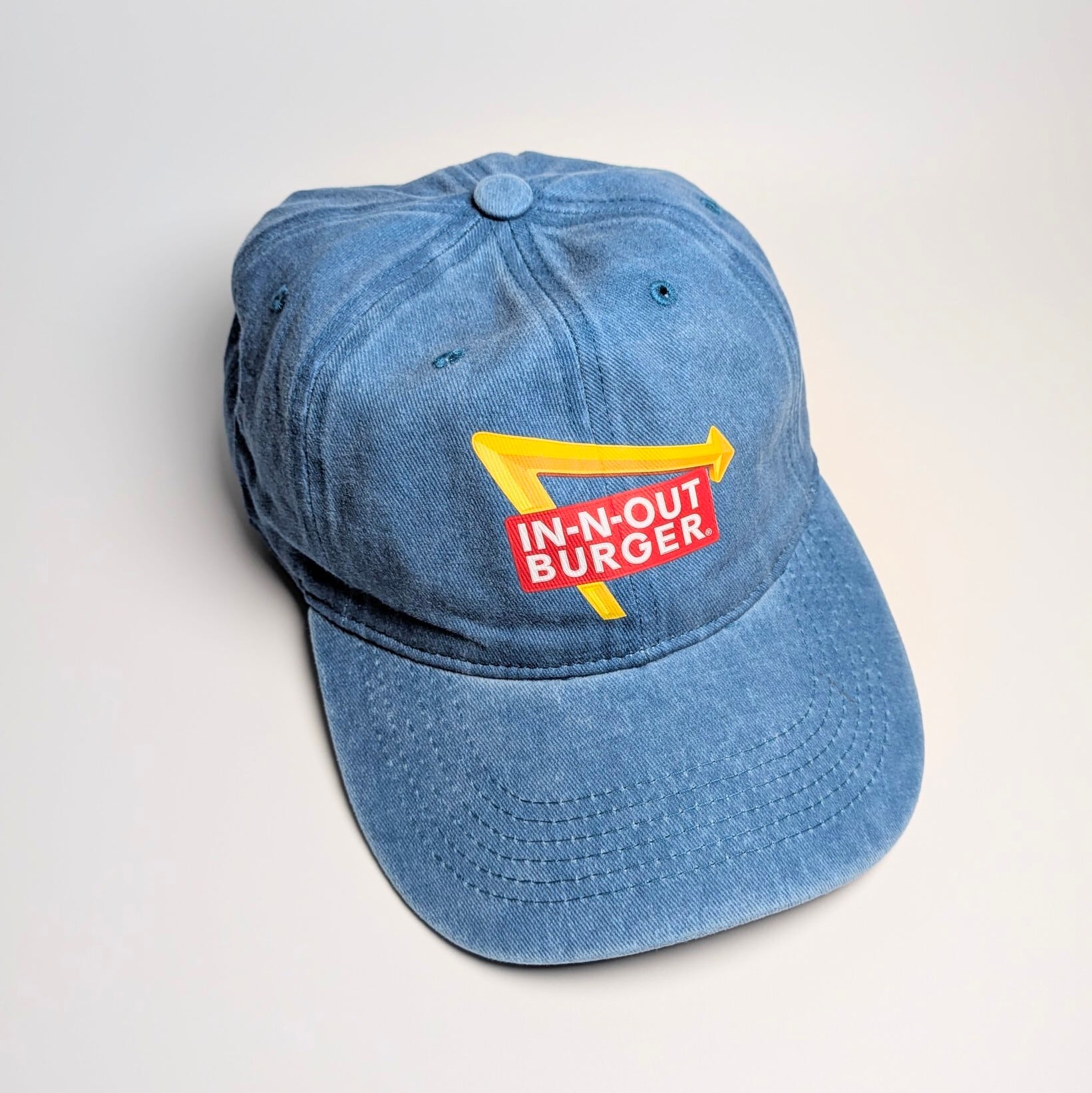 【 In-N-Out Burger( インアンドアウトバーガー / イネナウトバーガー )】 6パネルCAP / ベースボールキャップ / ウォッシュ加工 / ピグメント加工 〚アメリカン雑貨 アメトイ〛