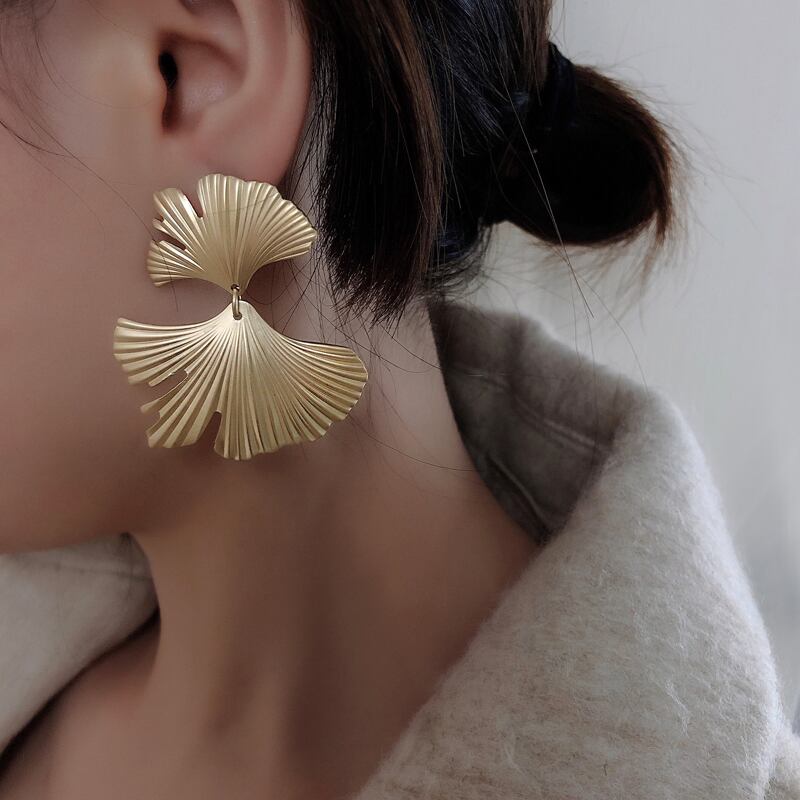 ゴールド ロゴ ピアス リーフデザインゴールドピアス d00058 | denity