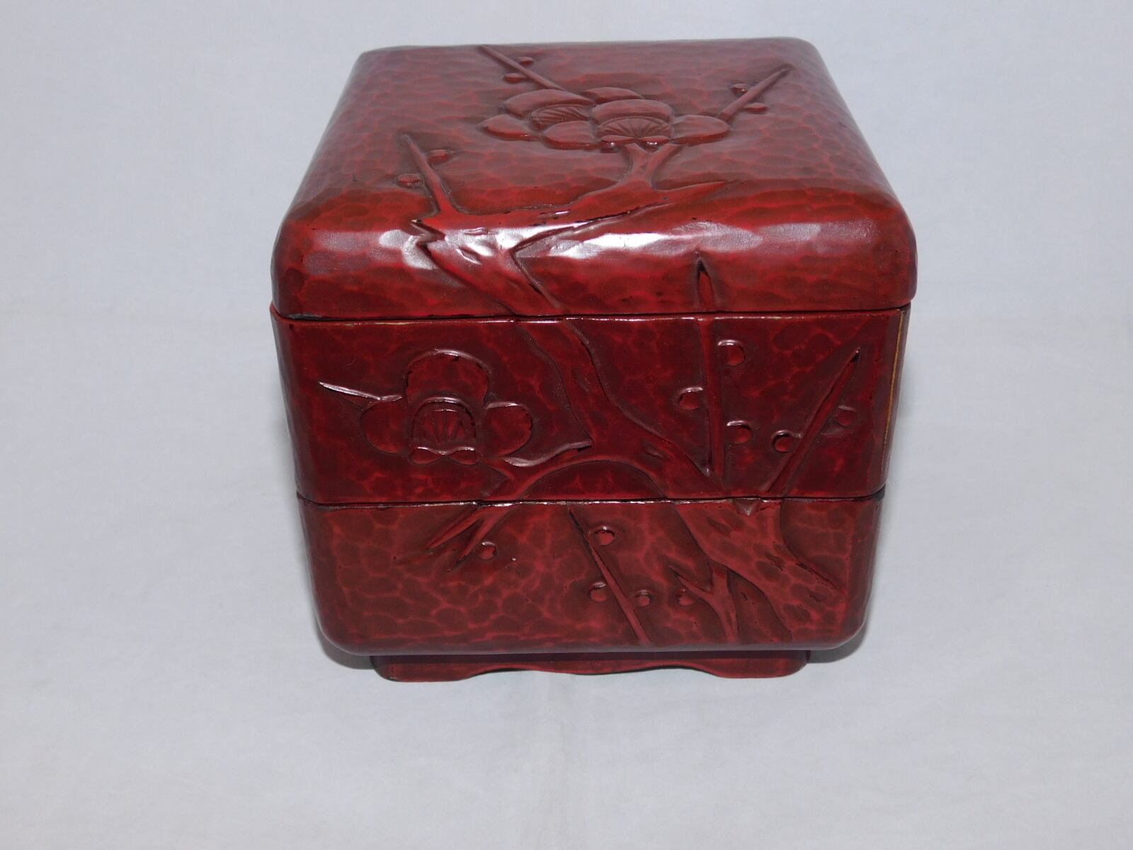格式と品格　鎌倉彫　三段重箱　赤