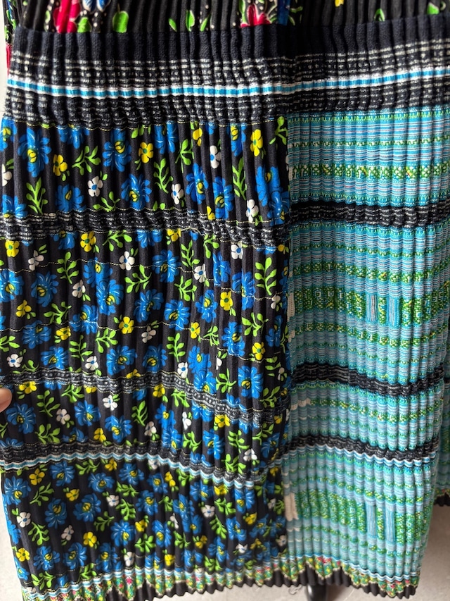 モン族スカート 053 ロング 刺繍 裾ボリューム 贅沢に巻きスカート一枚使用 bamiオリジナルパターン