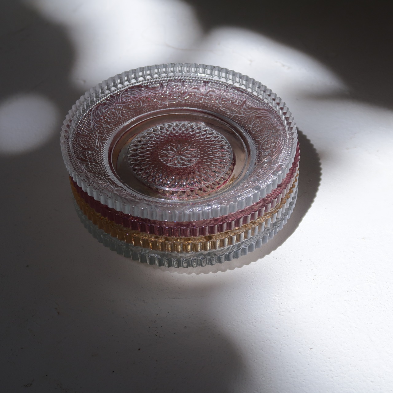レースのようなガラスのお皿