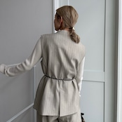 【受注予約:10月上旬入荷予定】コードベルト付ノーカラーgilet/ストライプ×グレージュ