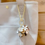 【アウトレット価格】 ￥3,960→￥2,970パスケース付きフラワーレイ２Wayバッグチャーム(花色シルバー•ゴールド•ホワイト）　