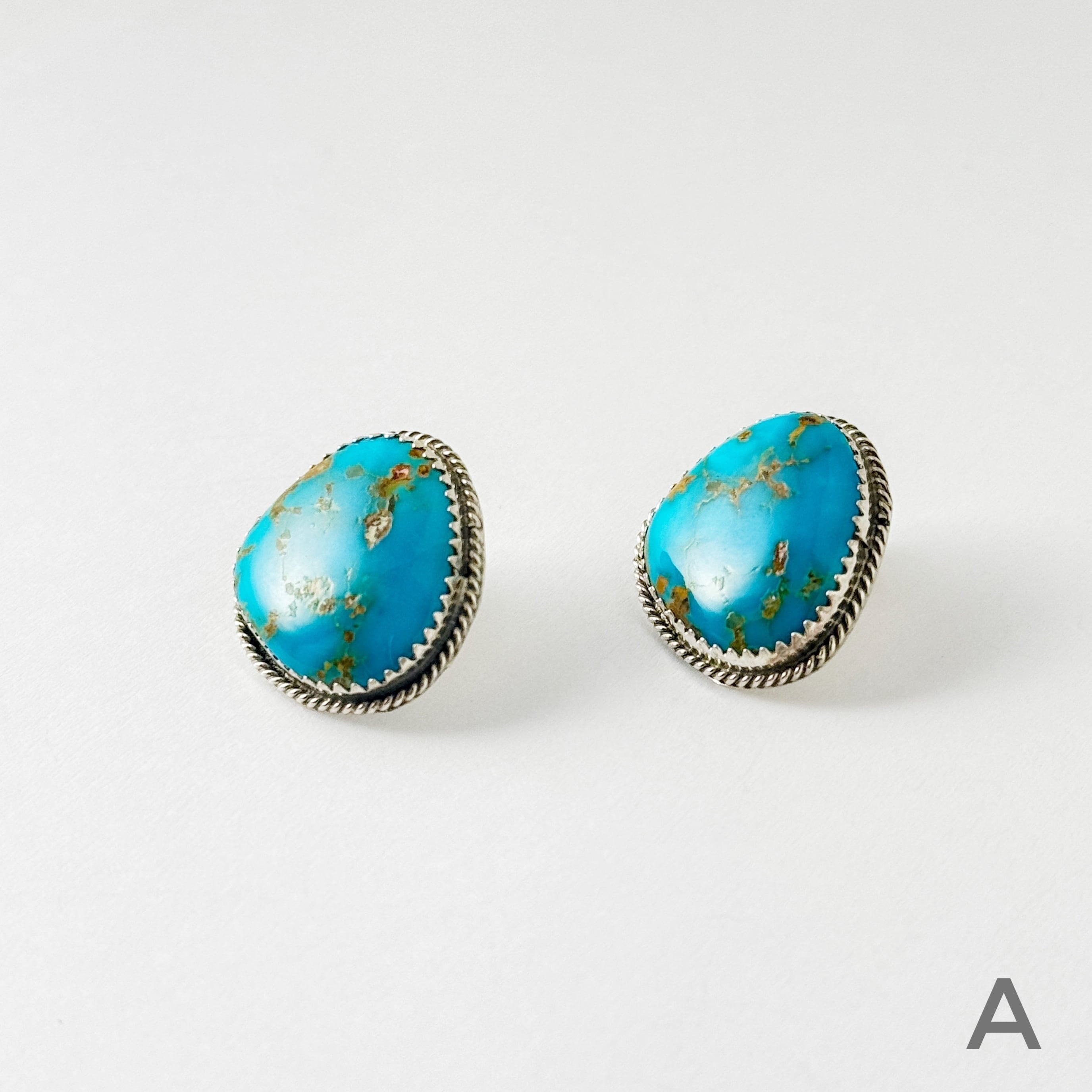 Indian Jewelry 》キングマン ターコイズ スタッドピアス | 【公式通販