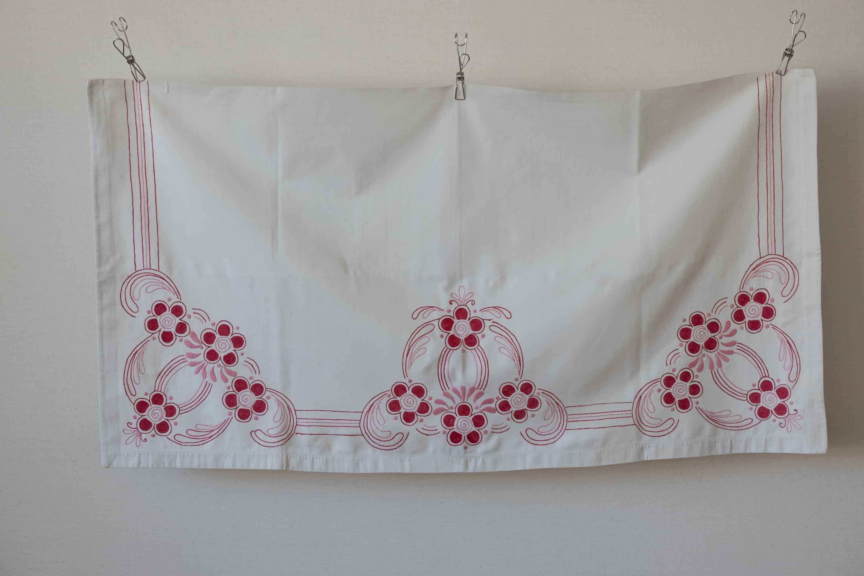 片側だけを見せるタイプのテーブルクロス。赤い花柄がゴージャスです！北欧仕入れ