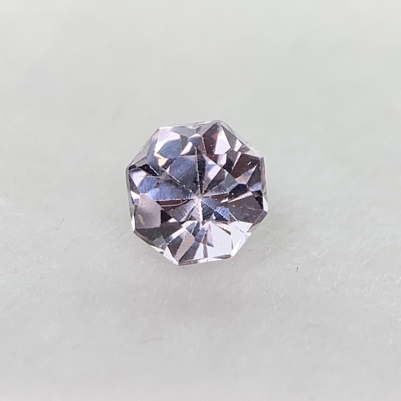 お花みたいなスピネル  約4.3mm*3.1mm r-0638