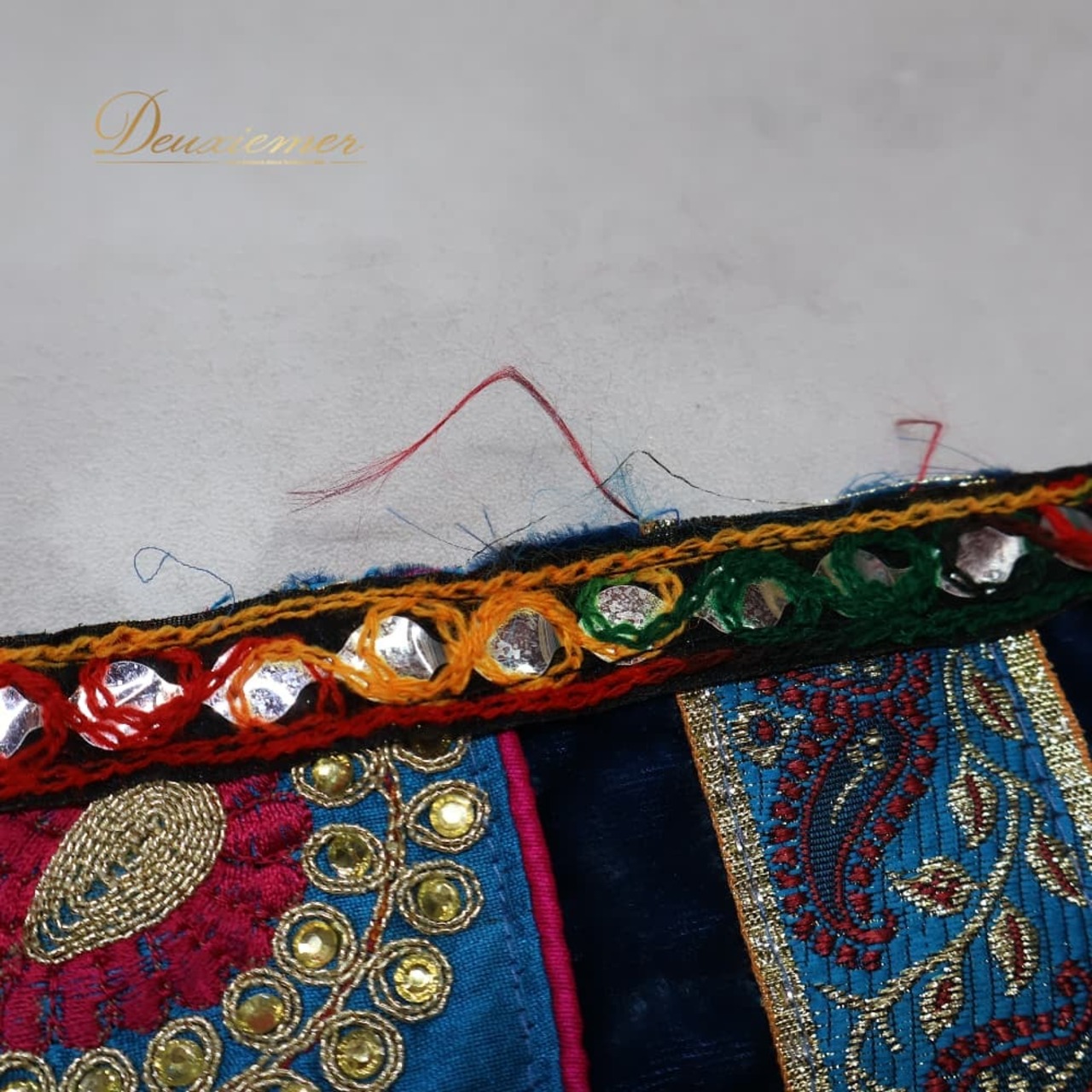 ベリーダンス 衣装 上下セット トライバル ブルー系 トップス スカート ベルト 青 金 黒 緑 装飾 豪華 刺繍 華やか ダンス衣装 イベント ステージ ゴールド系 グリーン系 ピンク系 ブラック系 レッド系 オレンジ系 スリット かわいい