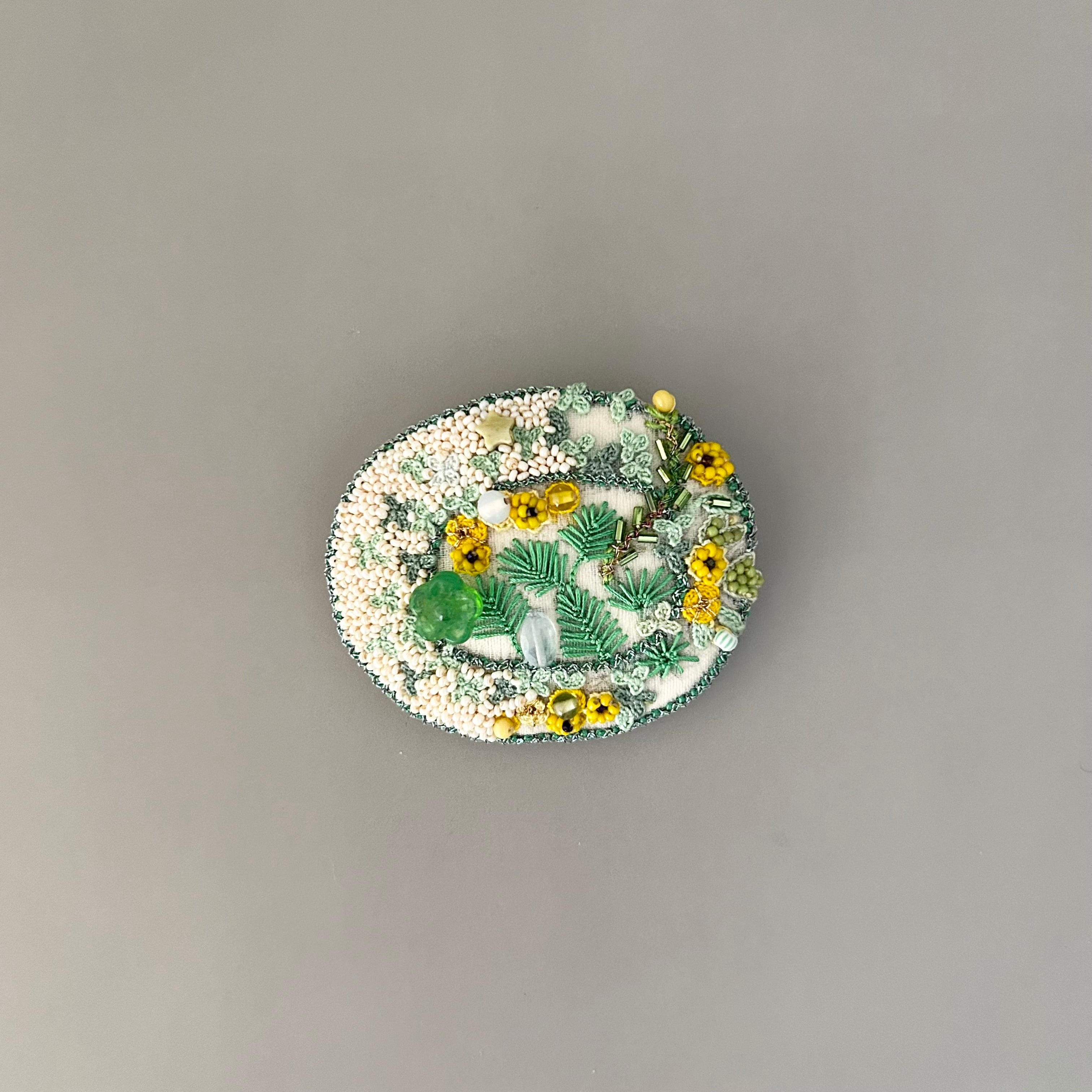 苔リングの中に黄色の菊と松ブローチ | Rika Ogasawara｜ 福岡
