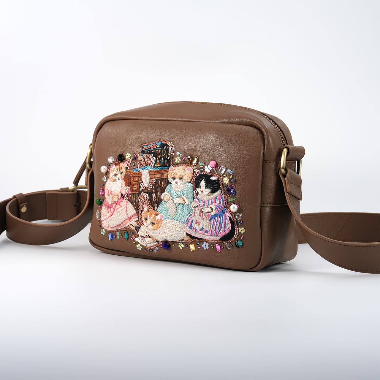 刺繍ショルダーバッグ Sewing Sisters Cats(Camel) | tamaobazaaar
