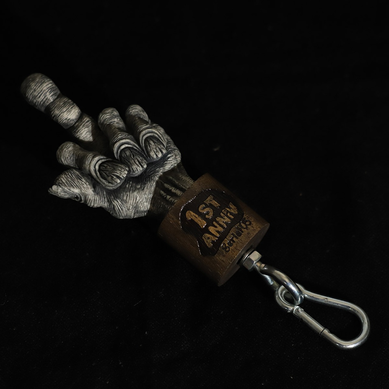 [1周年記念・数量限定] "1st Anniv" SUPER BIG KEYHOLDER - serial.02/STONE