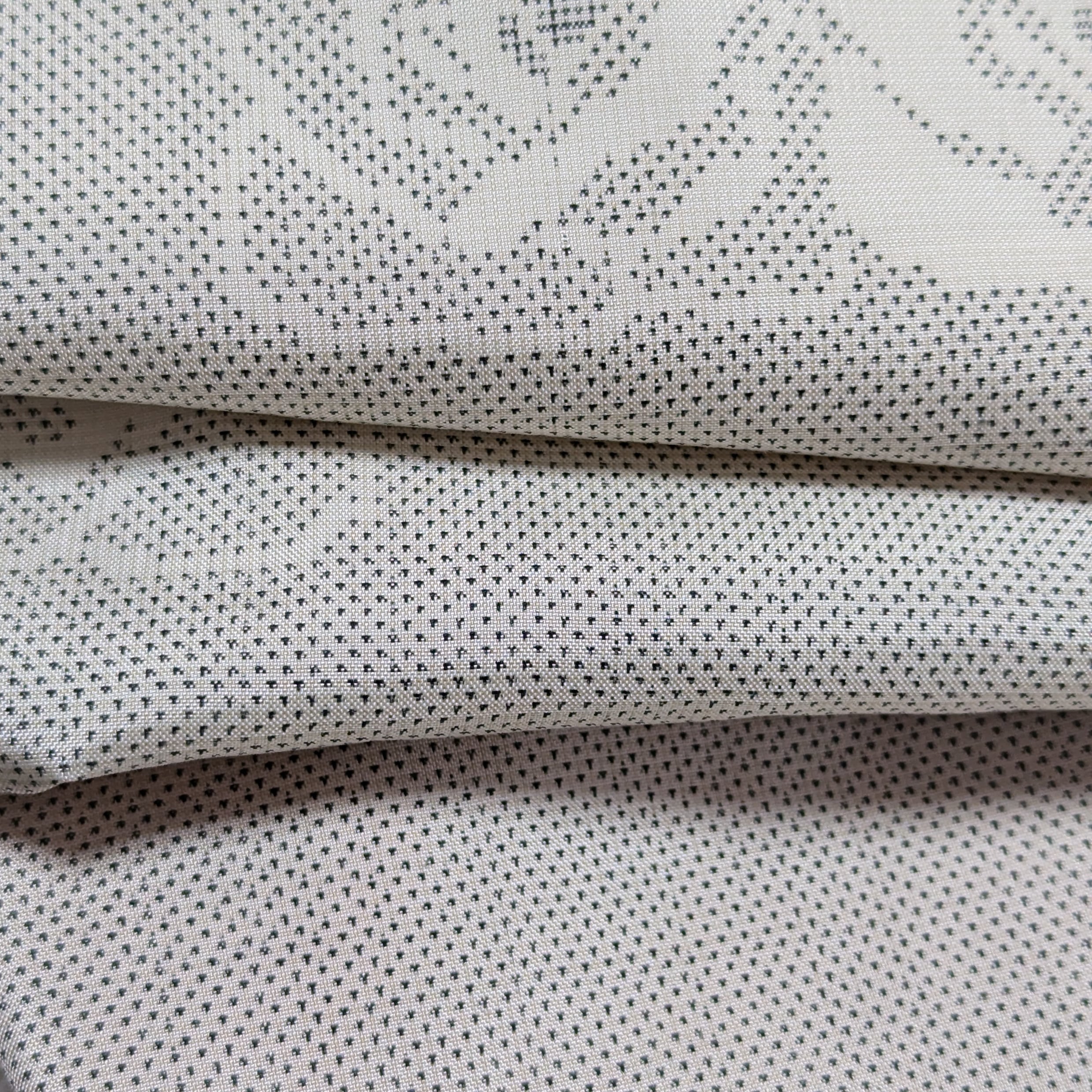 美品！鈴乃屋製＊白大島＊７マルキ＊本場大島紬＊防水済み＊着物＊１６２ｃｍ＊裄６７ しつけ付】未使用 本場白大島紬（7マルキ）袷 薔薇模様織出し 白✕黒