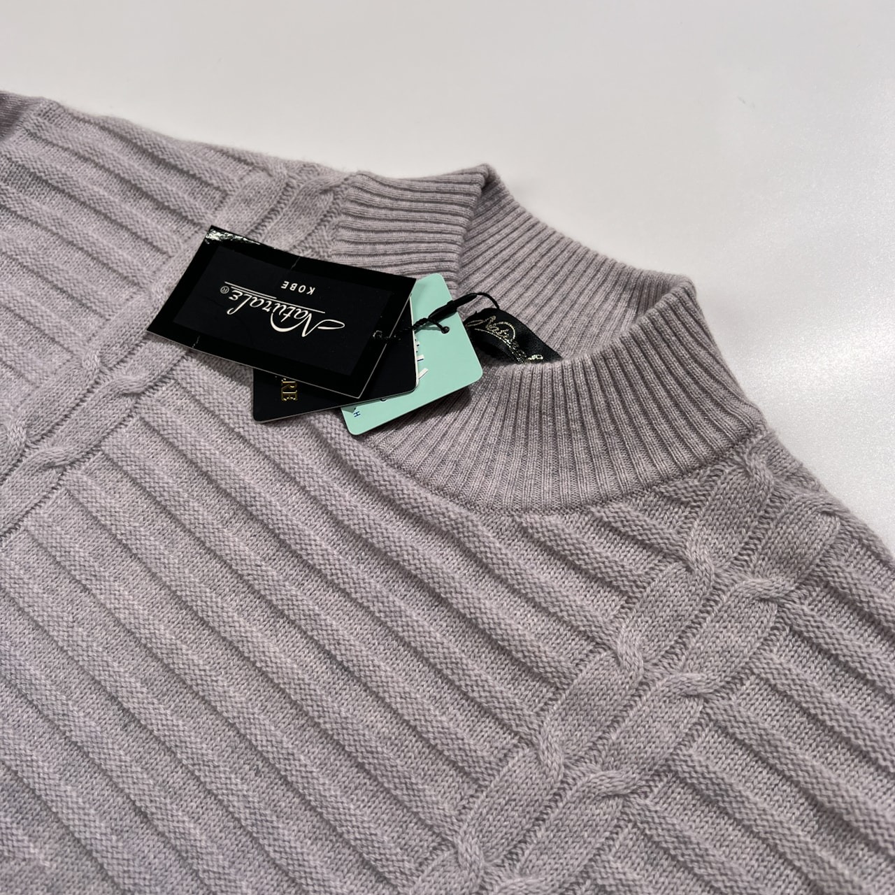 タグ付き 未使用品 カシミヤ100% naturale kobe ケーブル編み ハイネック カシミア ウールニットセーター サイズ M~L /ライトグレー系