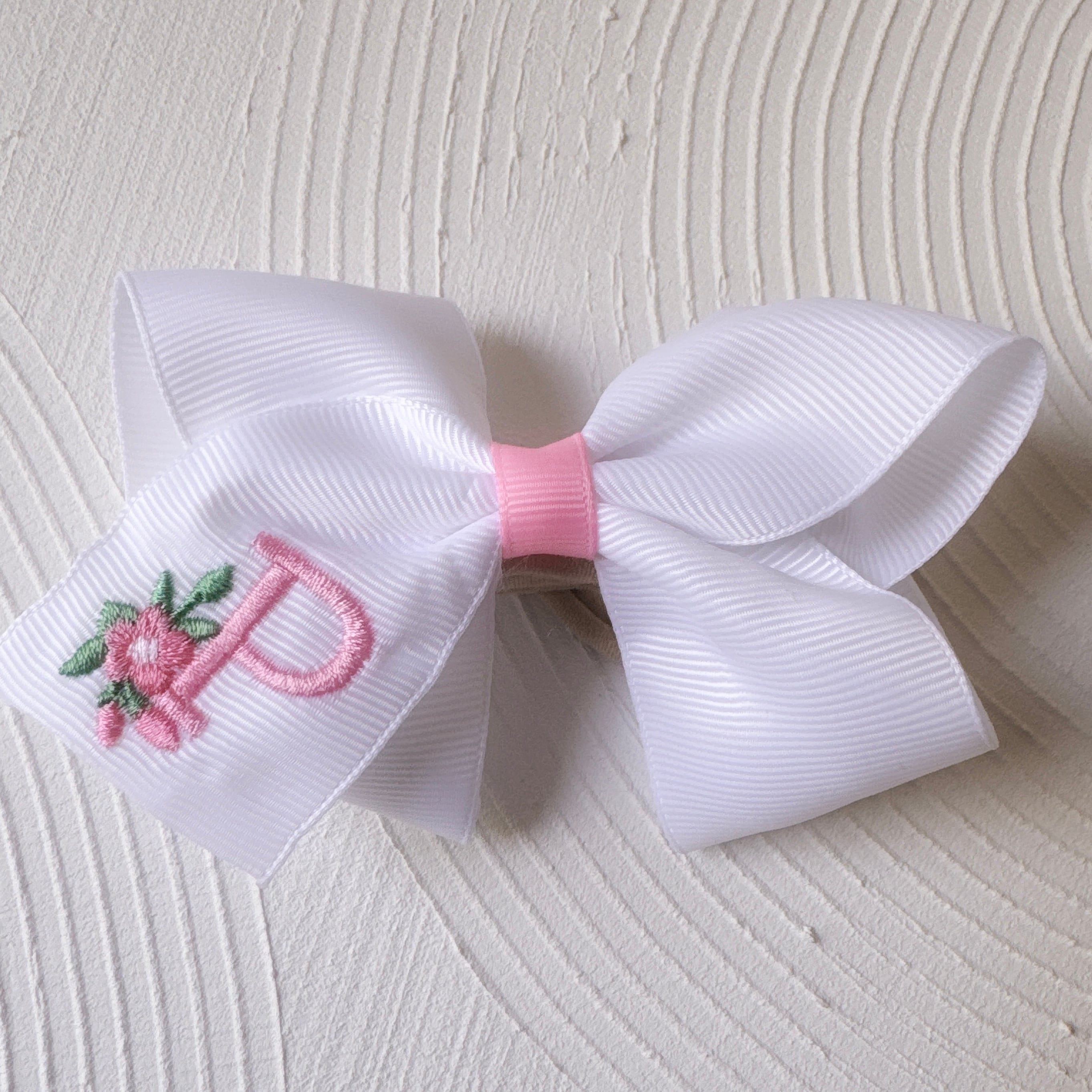 イニシャル大きなおリボン(後ろ支え付き)