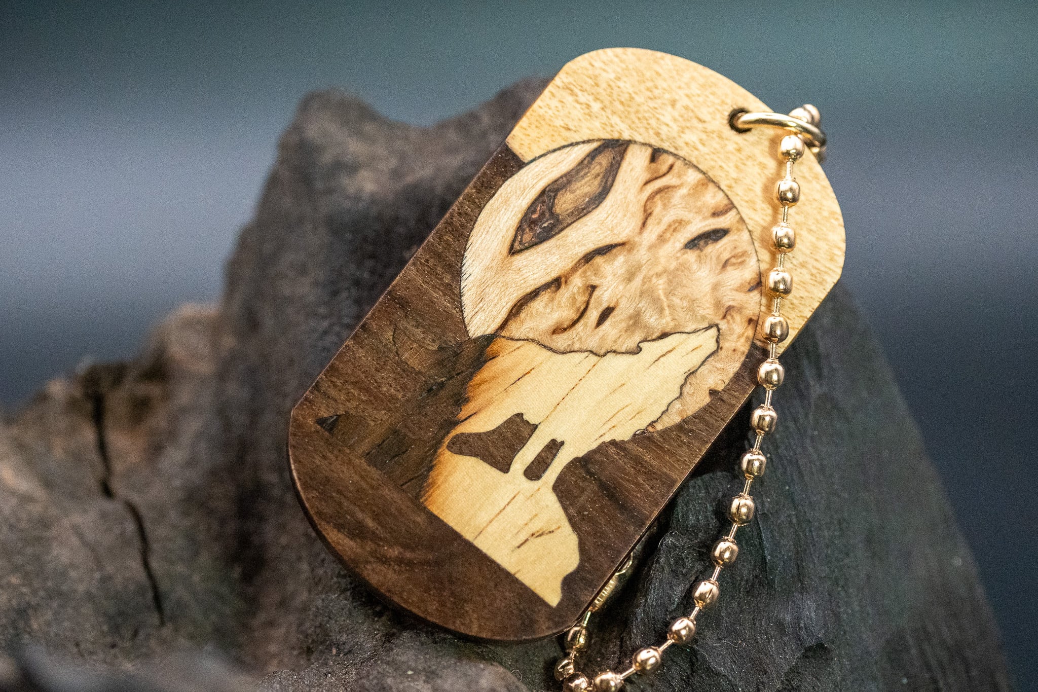 【カリブ海の緑の宝石】コーカスウッド ツートン ドッグタグ 象嵌 月と狼