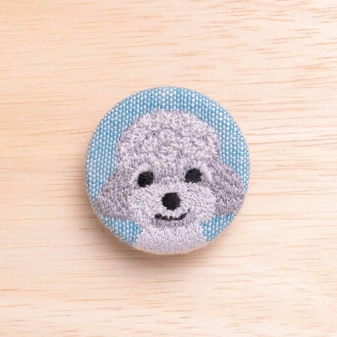 刺繍くるみブローチ(青)トイプードル シルバー
