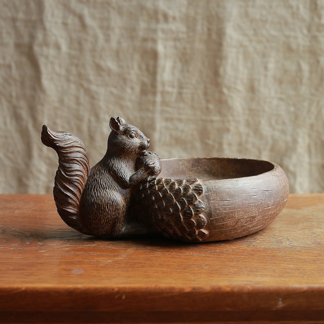 リスがやってくる小物入れ