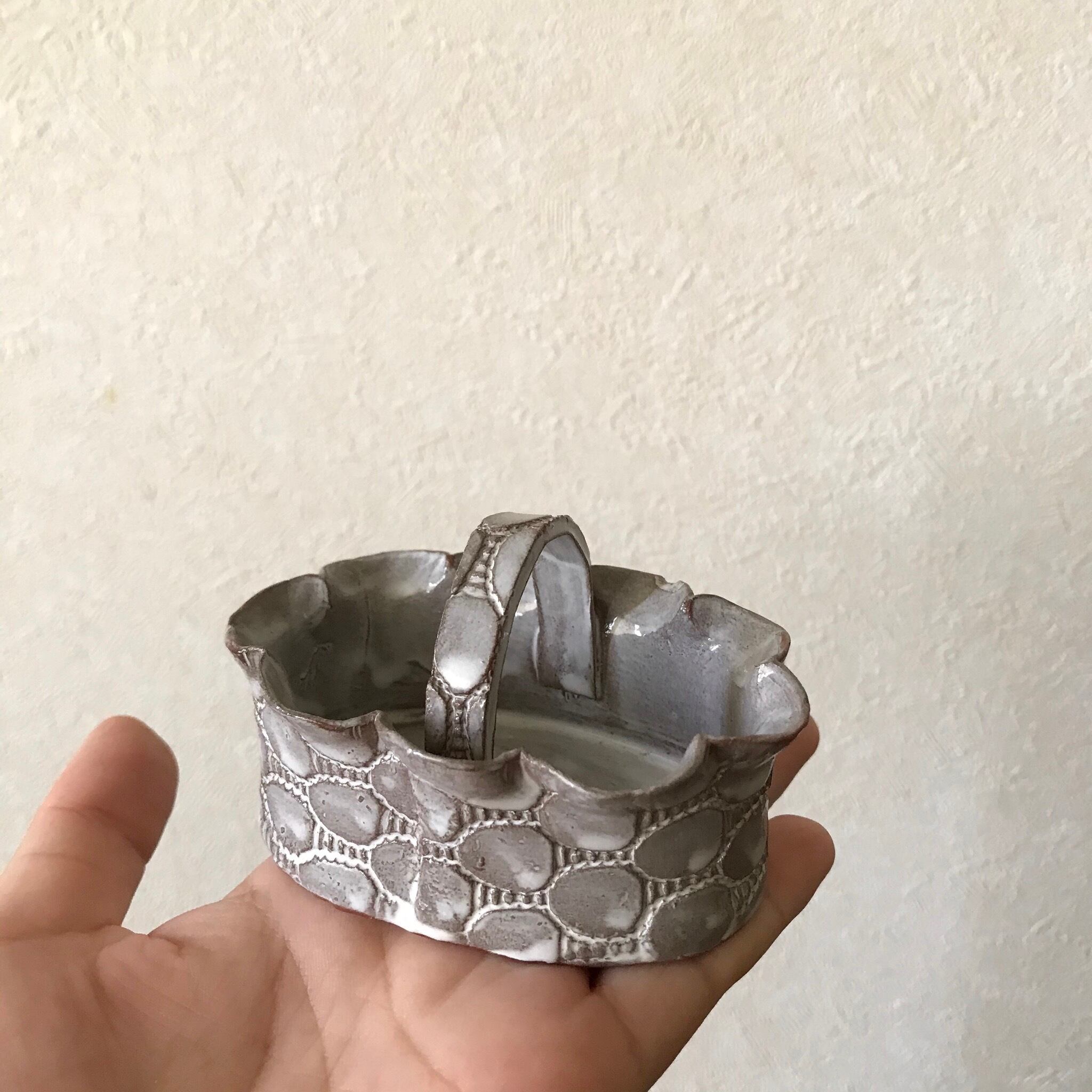 陶器のカゴ