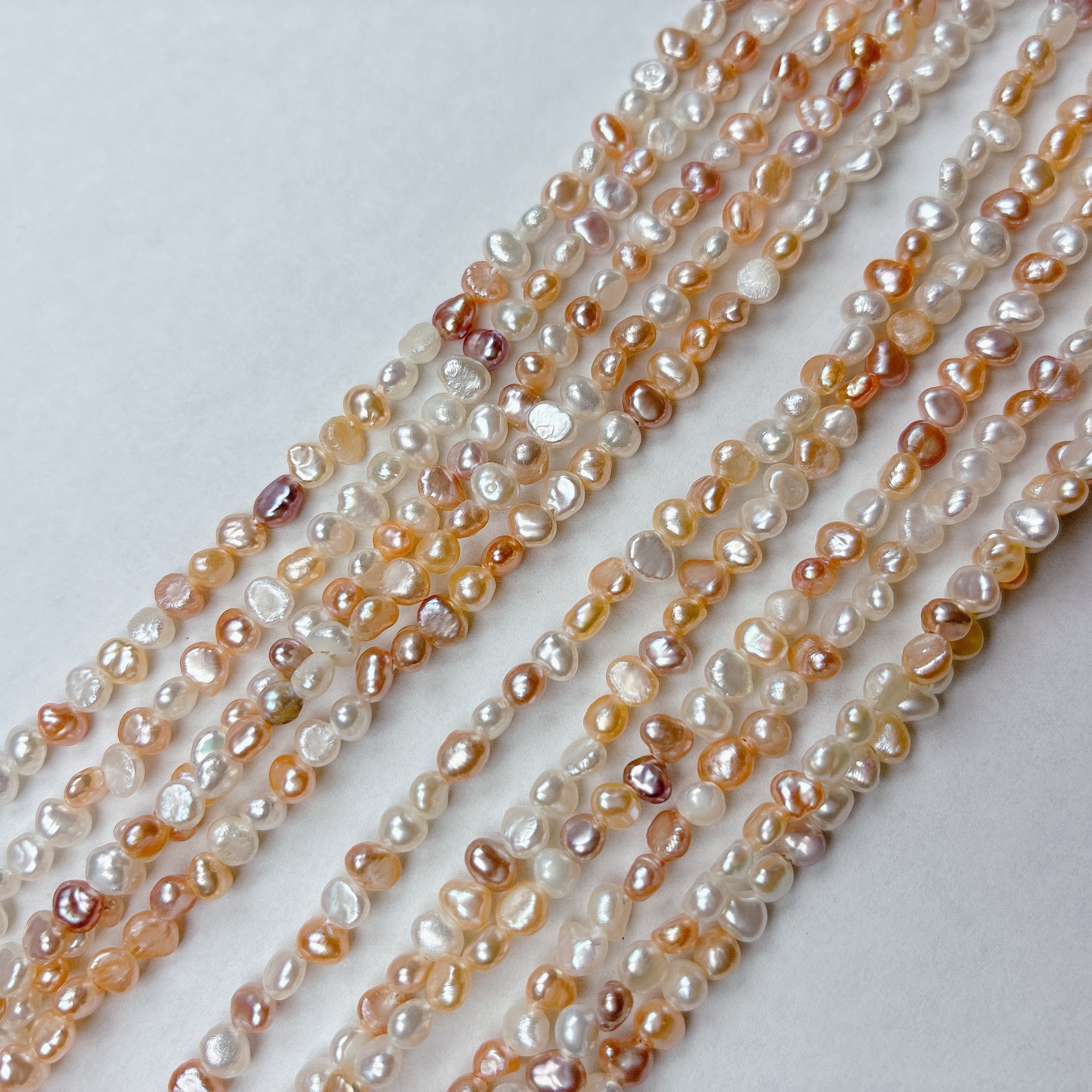 【虹色に輝く花びら】幻想的なマルチカラー！アクセサリーを格上げする淡水パール（2.5-3mm/約36cm）｜ P0011