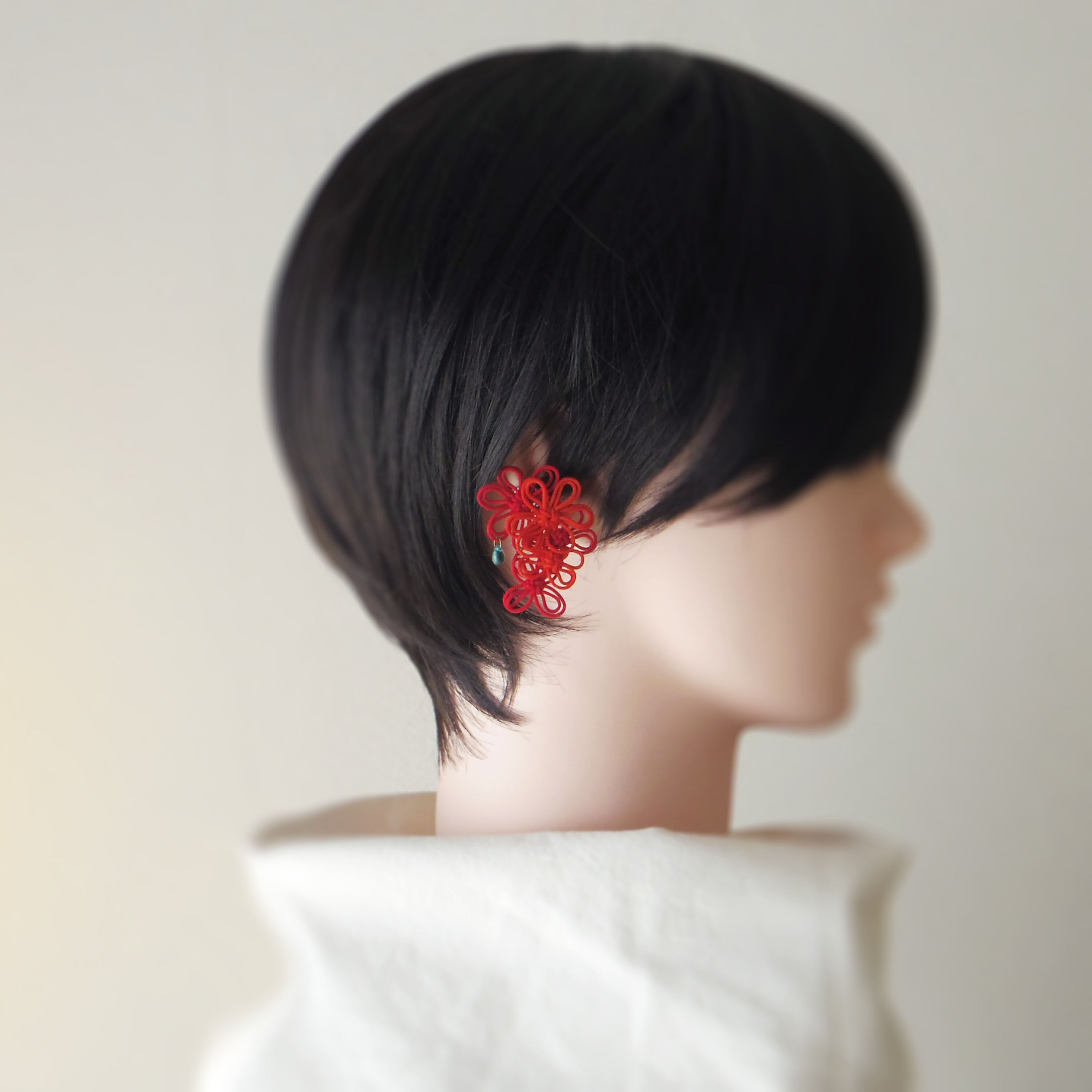 飾り結びかたっぽイヤーカフ「おとぎ艶々」(朱×赤)【軽量和風アクセ】