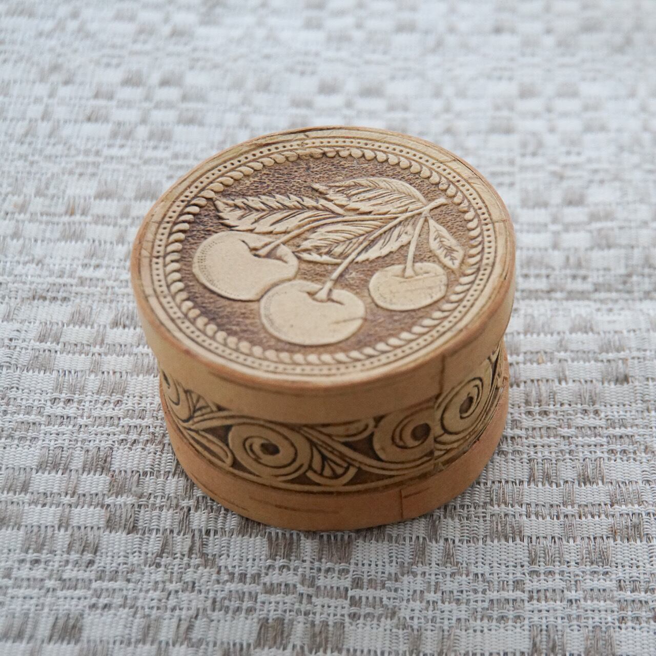 ロシアのベレスタ 円形ボックス〈サクランボ〉 | Anneli folkcraft