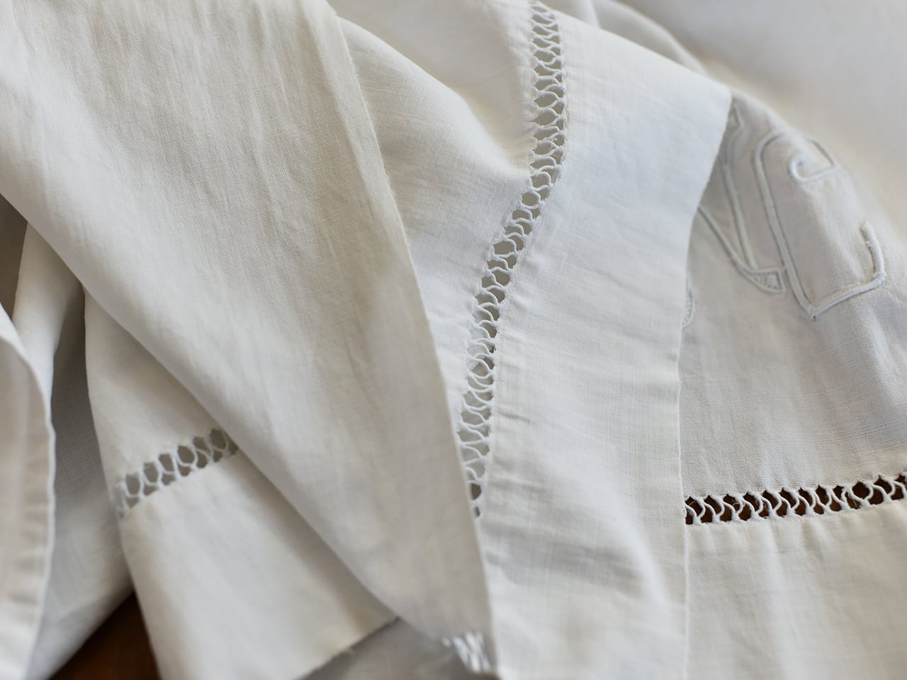白地にイニシャルが入った裾模様が可愛いリネンシーツ *フレンチアンティーク