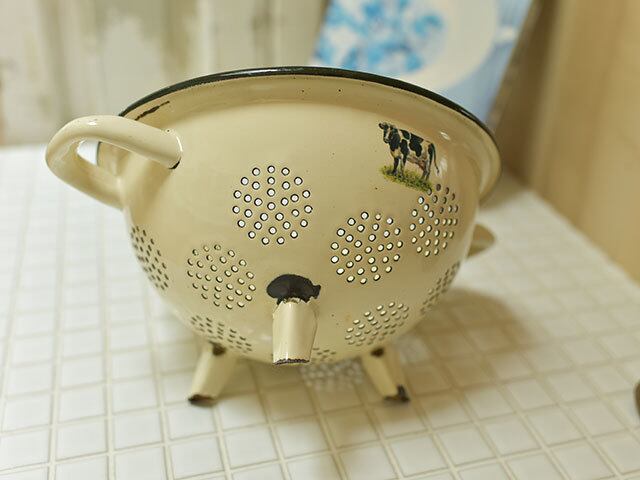 猫足がかわいいホーローのコランダー フレンチアンティーク