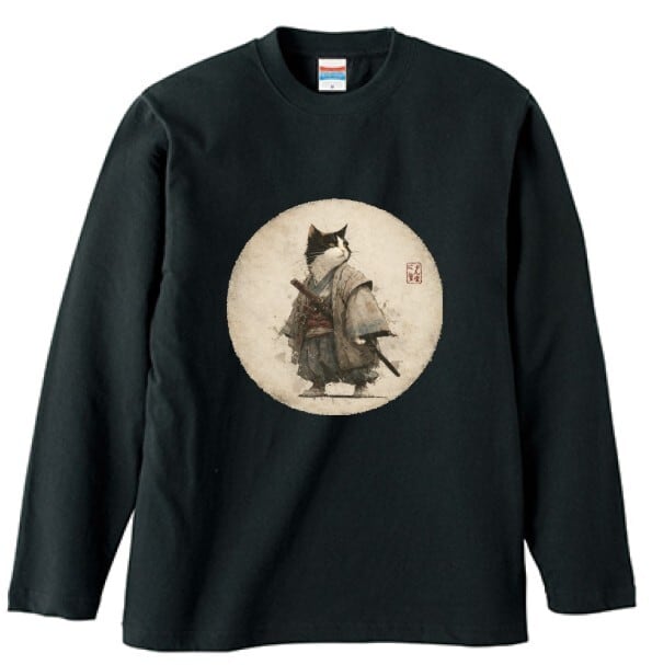 斜陽に立つ猫武士 – 墨絵風  ロングTシャツ リブなし/ Cat Samurai Standing in the Setting Sun – Japanese Art Apparel