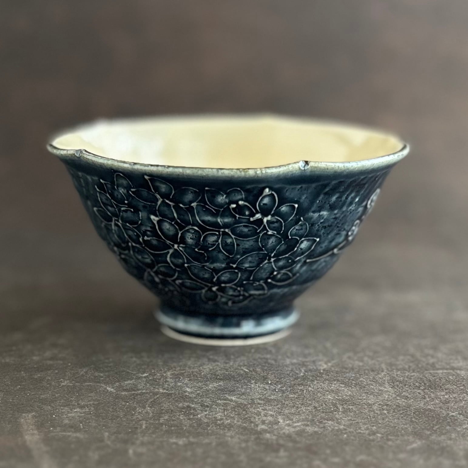 土和のルリエフ　藍釉　お花形ご飯茶碗