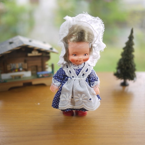 民族衣装人形　水玉ドレス　ARI　ドイツ