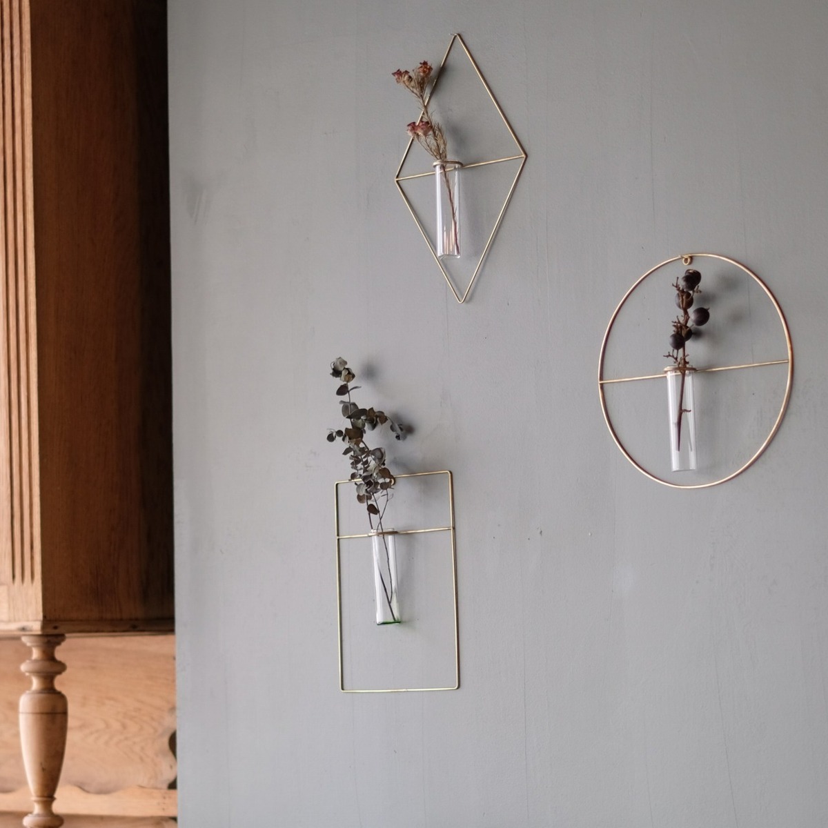 真鍮フレームとガラス管の壁掛け一輪挿し》PIKE wall brass vase 