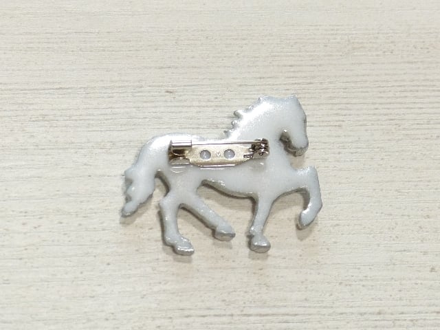 未使用　競争馬　ブローチ　日本製 馬 ブローチ レジン版 2色 | Fuku～ふく～